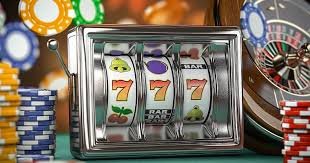 Kartu dan chip berkualitas kasino Kartu poker dan chip di meja permainan pansos4d